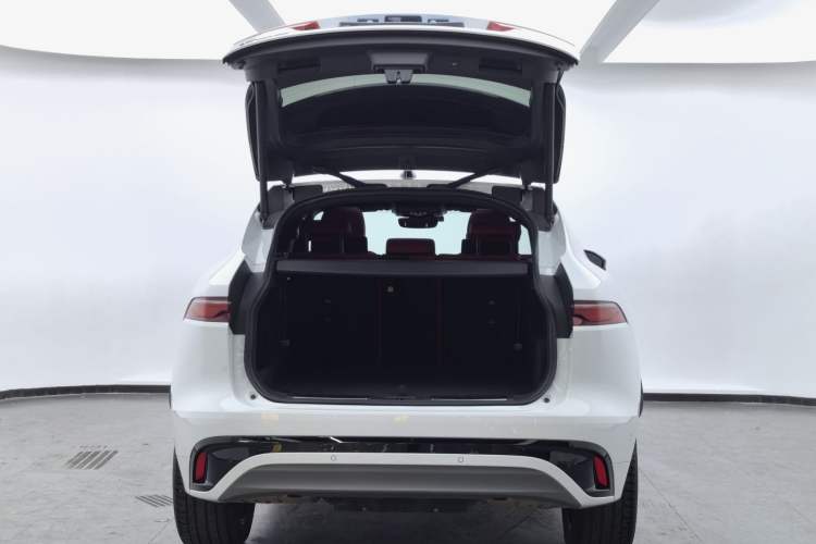 Used Jaguar F-PACE 2021 250 PS R-Dynamic S Trunk