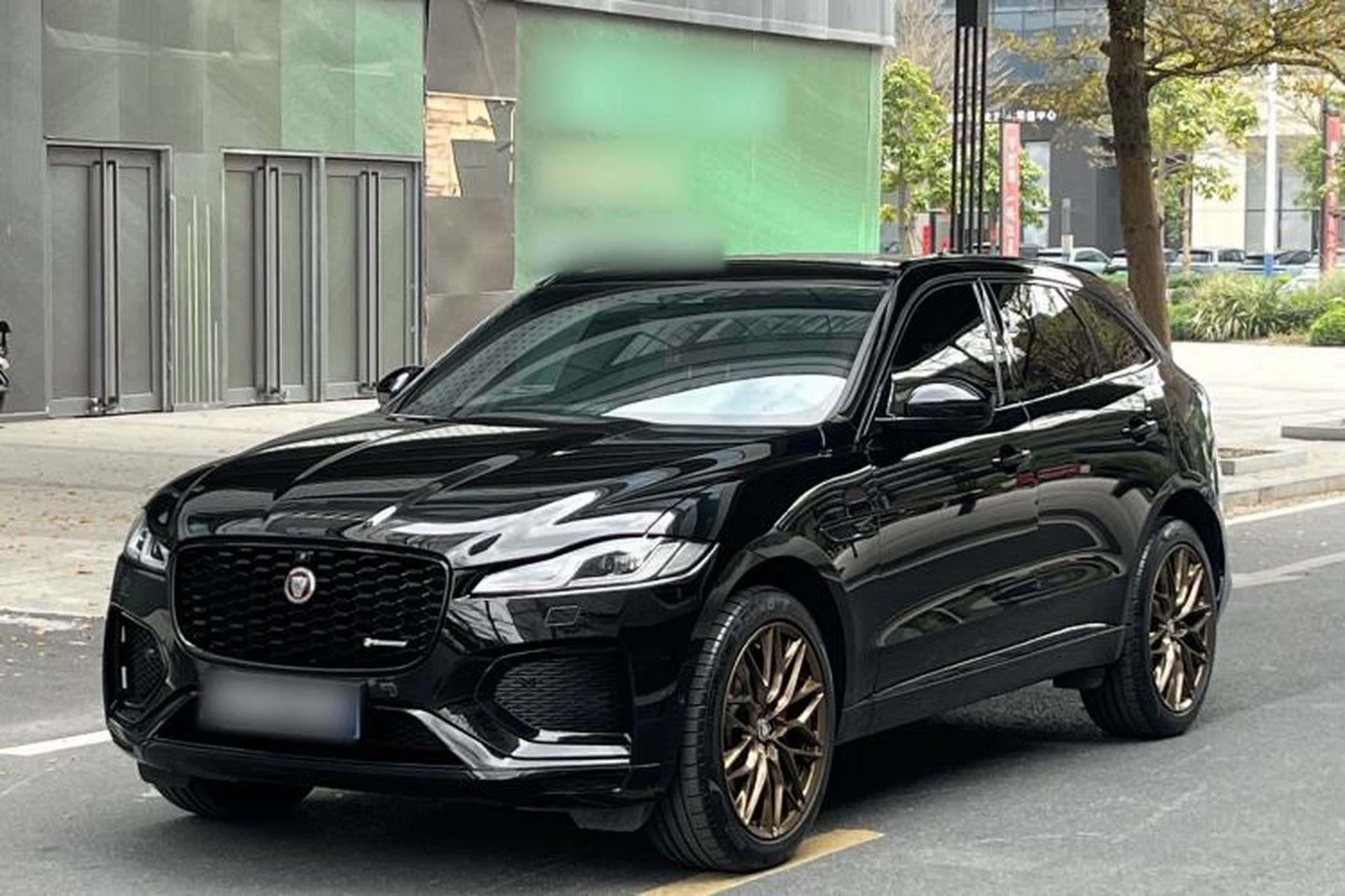 Used Jaguar F-PACE 2022 P250 R-Dynamic BLACK Front Left 45 Deg
