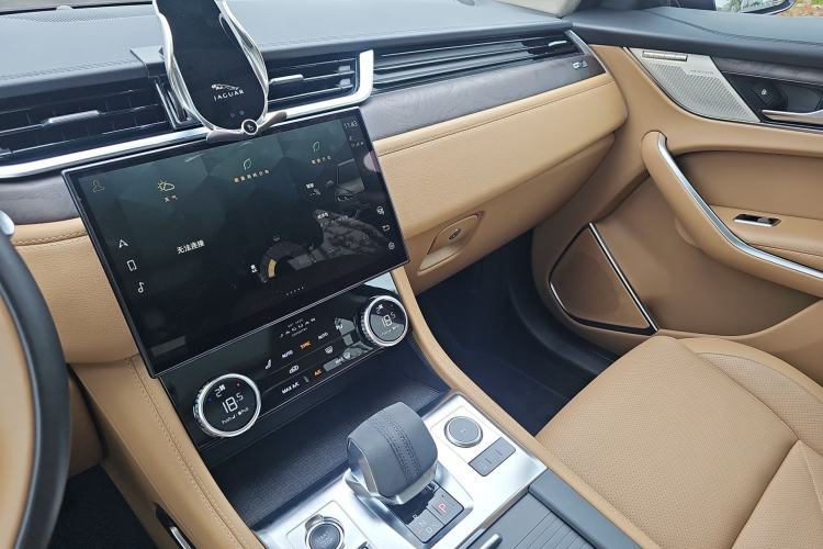 Used Jaguar F-PACE 2022 P250 HSE Interior 8