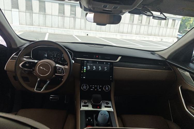 Used Jaguar F-PACE 2022 P250 HSE Center Console