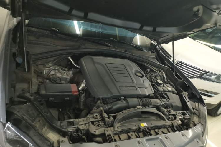 Used Jaguar F-PACE 2022 P250 R-Dynamic BLACK Engine Bay
