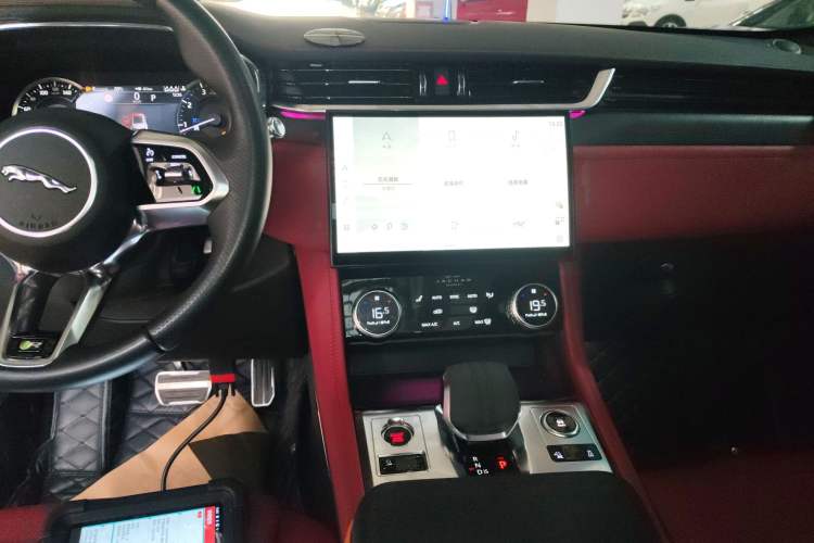 Used Jaguar F-PACE 2022 P250 R-Dynamic BLACK Audio And AC Panel