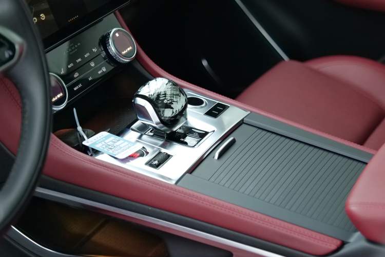 Used Jaguar F-PACE 2022 P250 R-Dynamic BLACK Interior 2