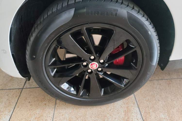 Used Jaguar F-PACE 2022 P250 R-Dynamic BLACK Left Front Wheel Hub