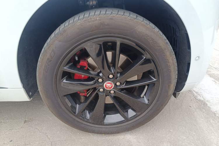 Used Jaguar F-PACE 2022 P250 R-Dynamic BLACK Right Front Wheel Hub