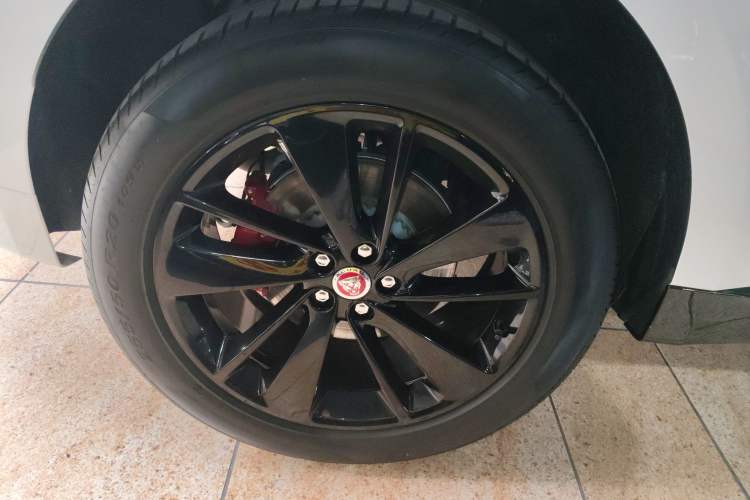 Used Jaguar F-PACE 2022 P250 R-Dynamic BLACK Right Rear Wheel Hub