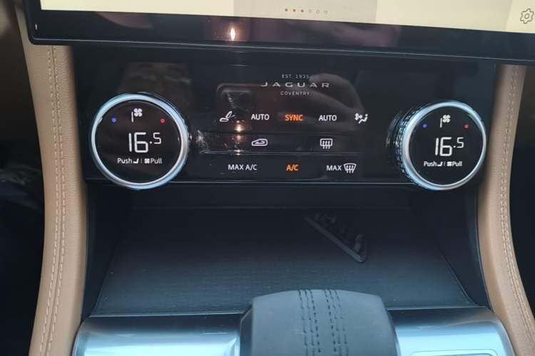 Used Jaguar F-PACE 2023 P250 HSE Audio And AC Panel