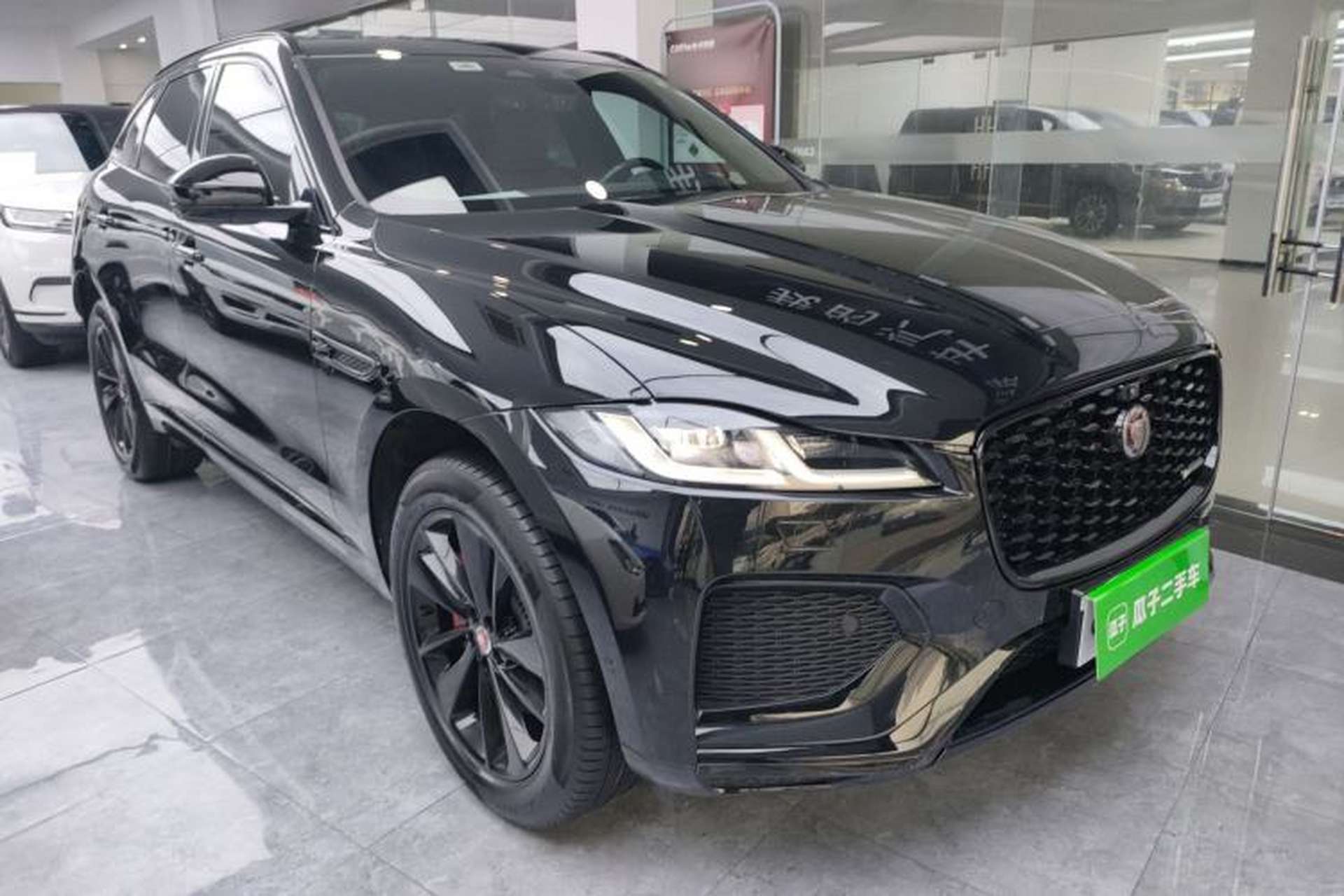 Used Jaguar F-PACE 2023 P250 R-Dynamic BLACK Front Right 45 Deg