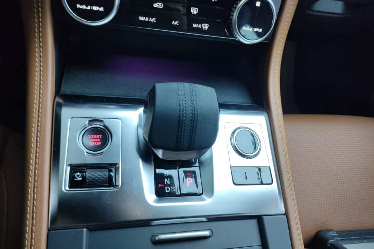Used Jaguar F-PACE 2023 P250 R-Dynamic BLACK Gear Lever
