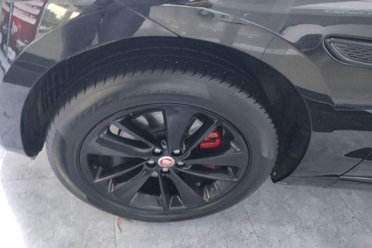 Used Jaguar F-PACE 2023 P250 R-Dynamic BLACK Left Front Wheel Hub