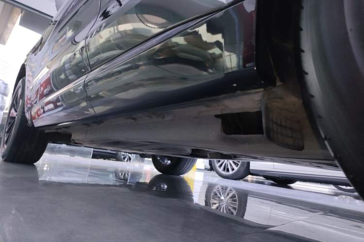 Used Jaguar F-PACE 2023 P250 R-Dynamic BLACK Left Side Sill