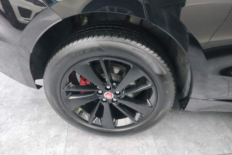 Used Jaguar F-PACE 2023 P250 R-Dynamic BLACK Right Rear Wheel Hub