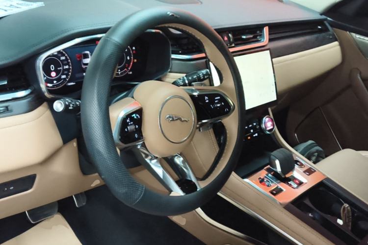 Used Jaguar F-PACE 2023 P250 HSE Center Console