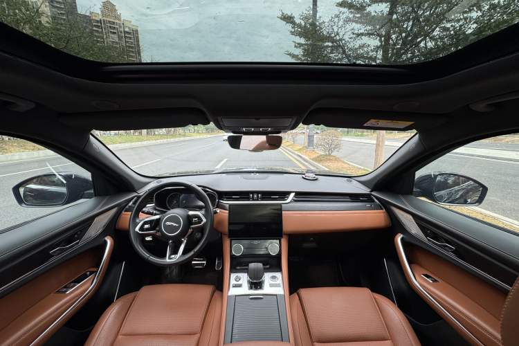 Used Jaguar F-PACE 2023 P250 R-Dynamic BLACK Interior 2