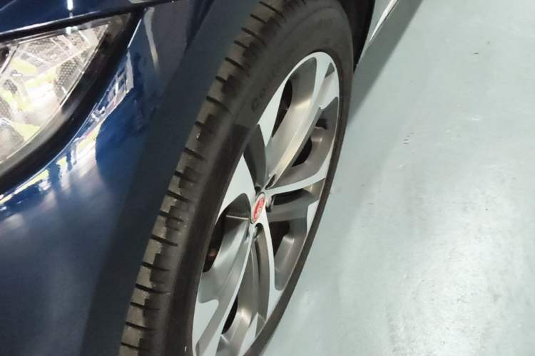 Used Jaguar F-PACE 2023 P250 HSE Left Front Wheel Hub