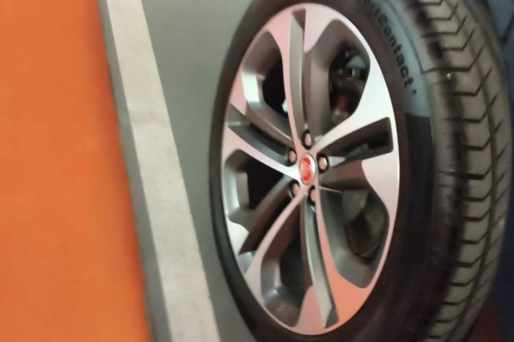 Used Jaguar F-PACE 2023 P250 HSE Right Rear Wheel Hub