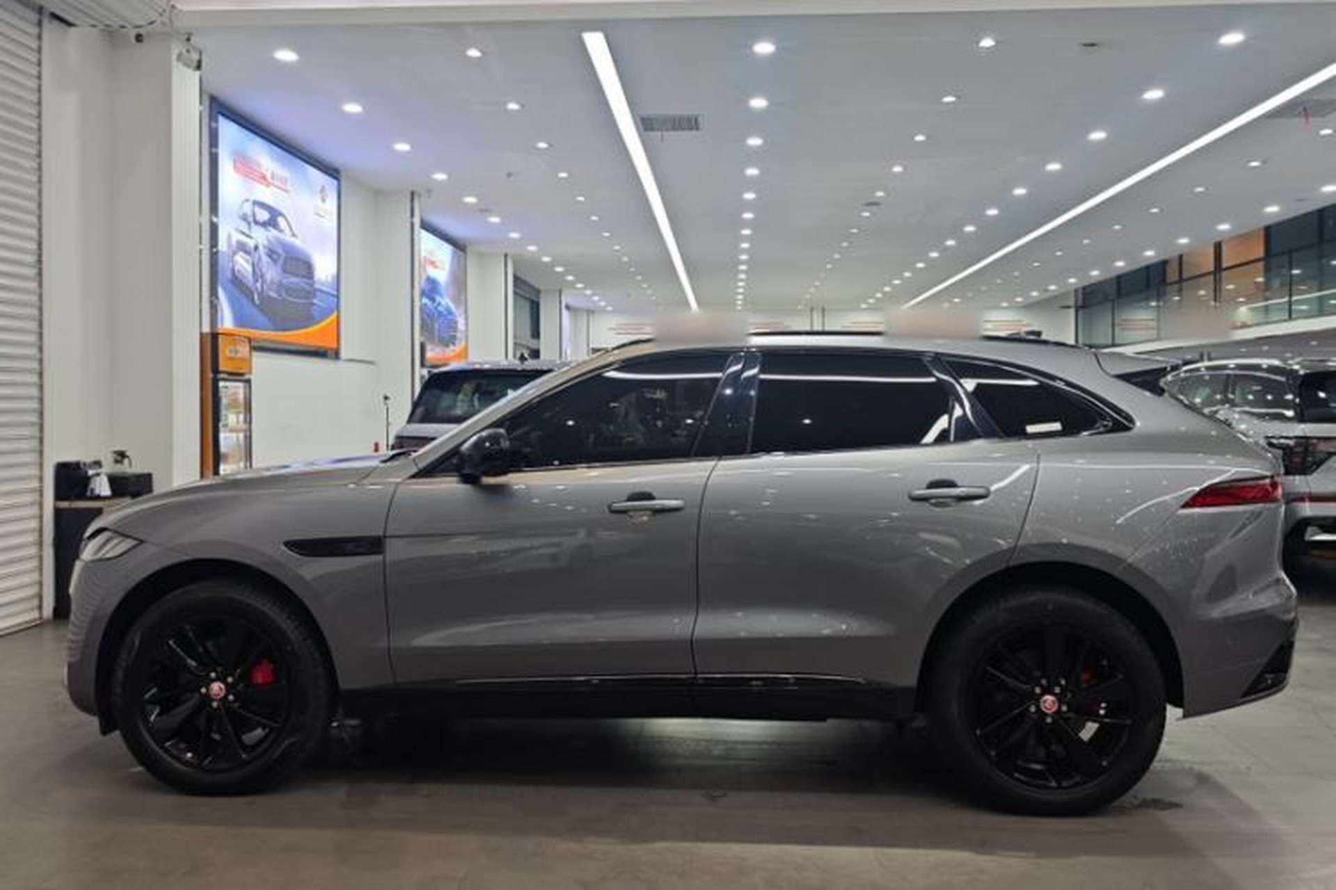 Used Jaguar F-PACE 2023 P250 R-Dynamic BLACK Exterior 5