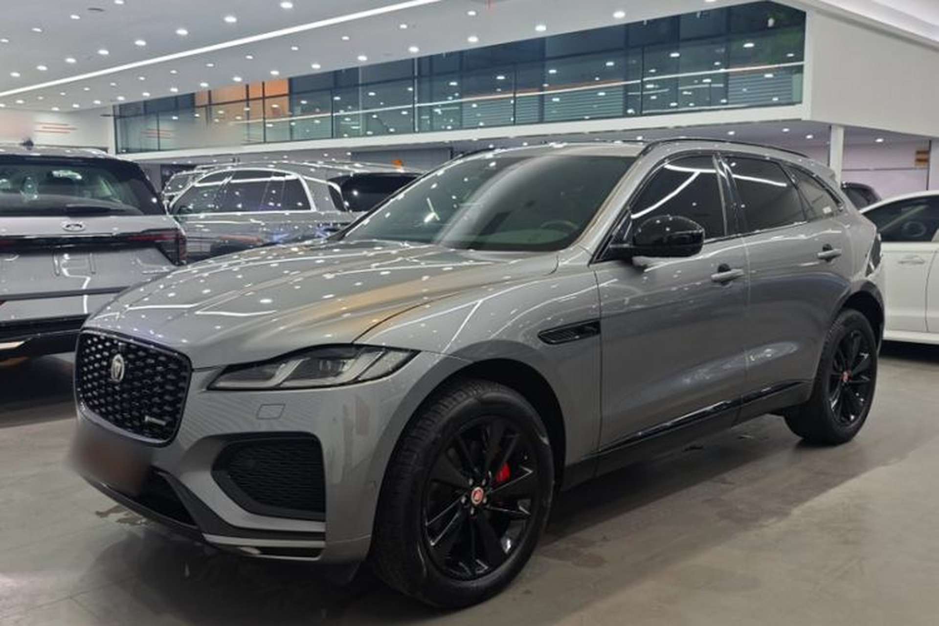 Used Jaguar F-PACE 2023 P250 R-Dynamic BLACK Front Left 45 Deg