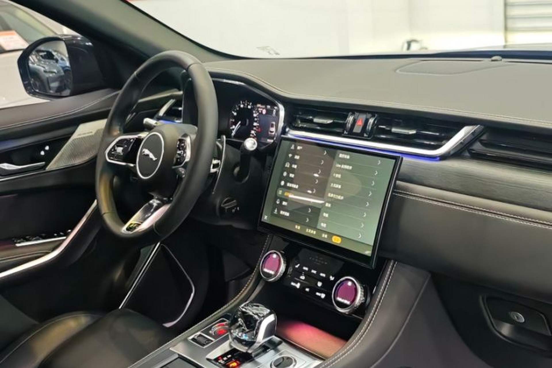 Used Jaguar F-PACE 2023 P250 R-Dynamic BLACK Interior 4