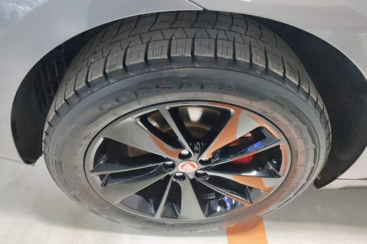 Used Jaguar F-PACE 2023 P250 R-Dynamic BLACK Left Front Wheel Hub