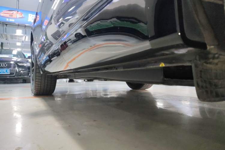 Used Jaguar F-PACE 2023 P250 R-Dynamic BLACK Left Side Sill