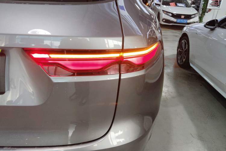 Used Jaguar F-PACE 2023 P250 R-Dynamic BLACK Right Rear Taillight