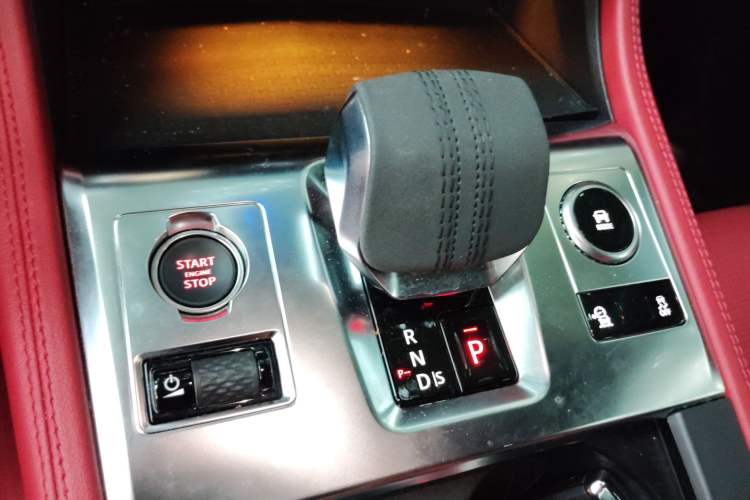 Used Jaguar F-PACE 2023 P250 R-Dynamic BLACK Gear Lever