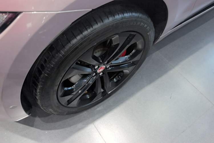 Used Jaguar F-PACE 2023 P400 SPORT Left Front Wheel Hub