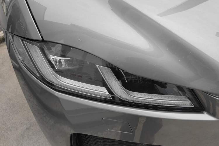 Used Jaguar F-PACE 2023 P250 R-Dynamic BLACK Right Front Headlight