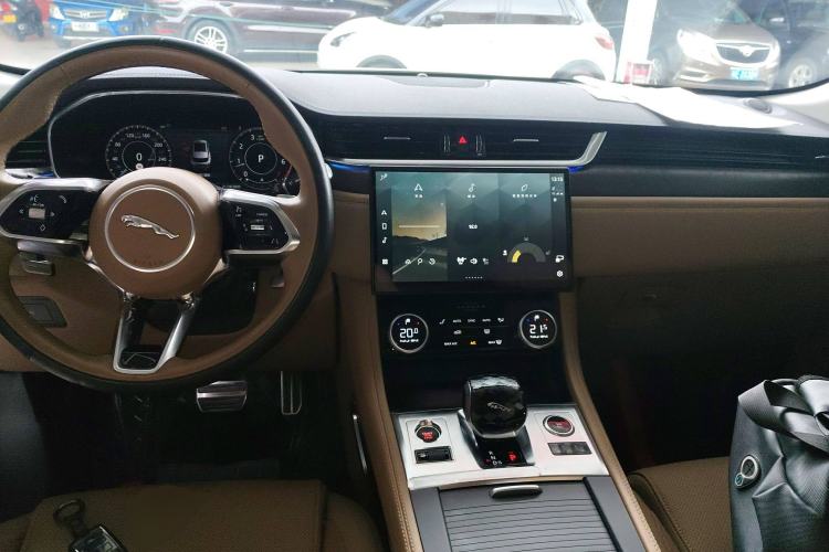 Used Jaguar F-PACE 2023 P250 HSE Center Console