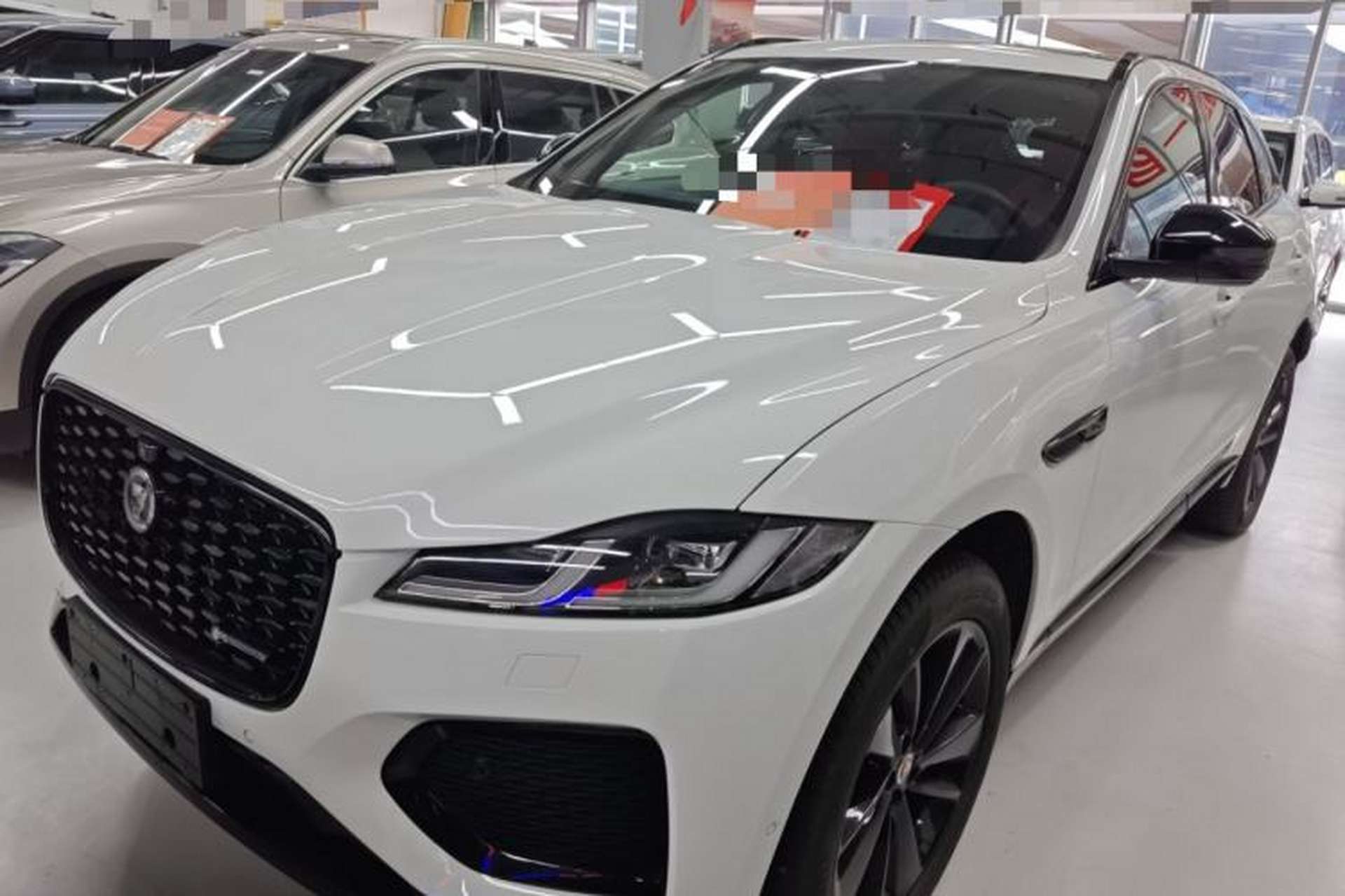 Used Jaguar F-PACE 2023 P250 R-Dynamic BLACK Front Left 45 Deg