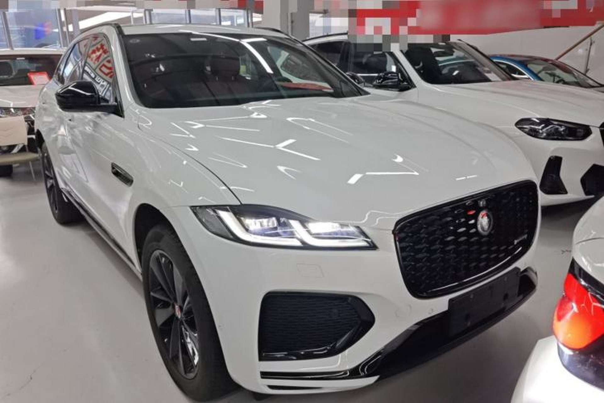 Used Jaguar F-PACE 2023 P250 R-Dynamic BLACK Front Right 45 Deg