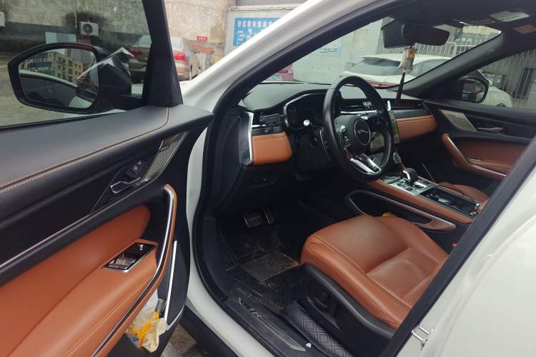 Used Jaguar F-PACE 2023 P250 R-Dynamic BLACK Interior 3