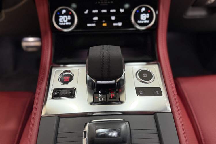Used Jaguar F-PACE 2023 P250 R-Dynamic BLACK Interior 6