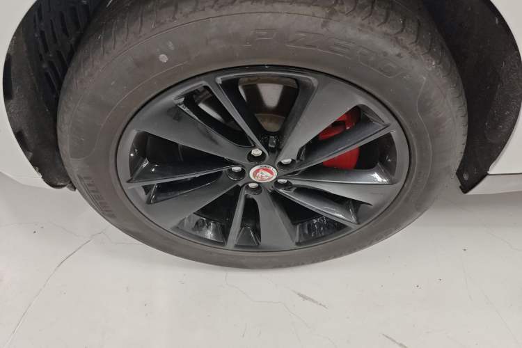Used Jaguar F-PACE 2023 P250 R-Dynamic BLACK Left Front Wheel Hub