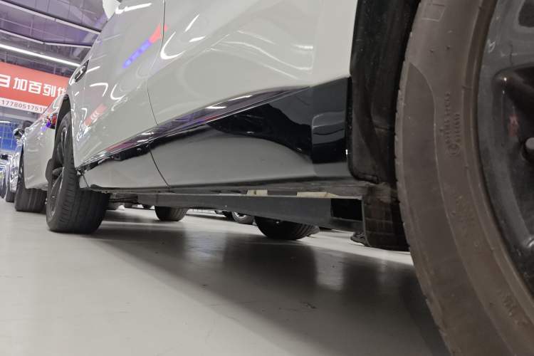 Used Jaguar F-PACE 2023 P250 R-Dynamic BLACK Left Side Sill