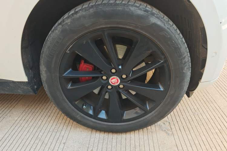 Used Jaguar F-PACE 2023 P250 R-Dynamic BLACK Right Front Wheel Hub