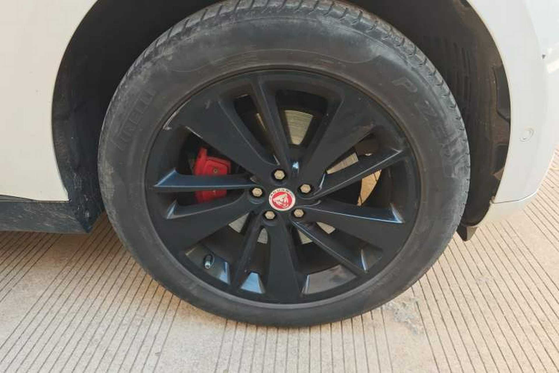 Used Jaguar F-PACE 2023 P250 R-Dynamic BLACK Right Front Wheel Hub