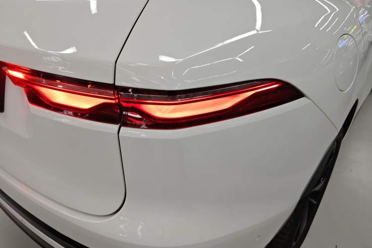 Used Jaguar F-PACE 2023 P250 R-Dynamic BLACK Right Rear Taillight
