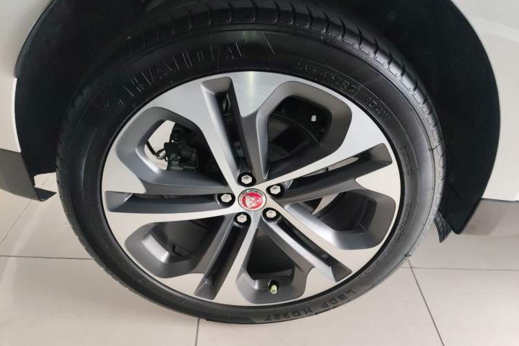 Used Jaguar F-PACE 2023 P250 HSE Right Rear Wheel Hub
