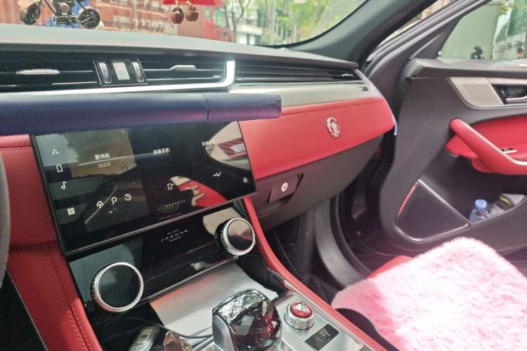 Used Jaguar F-PACE 2024 P250 R-Dynamic SE Audio And AC Panel