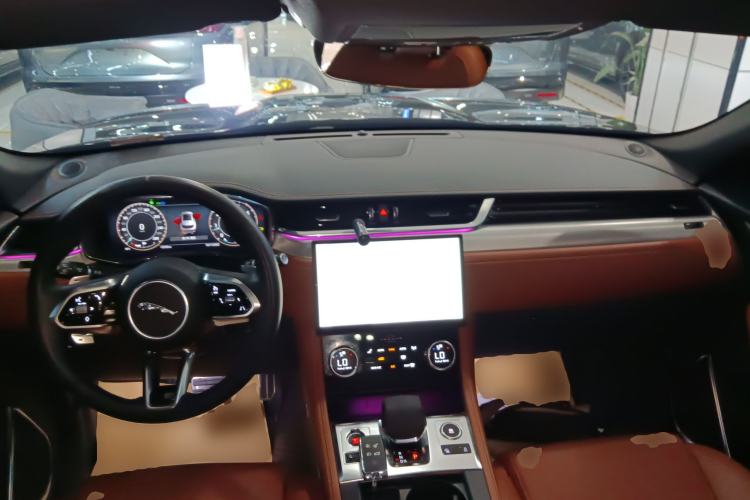 Used Jaguar F-PACE 2024 P250 R-Dynamic SE Center Console