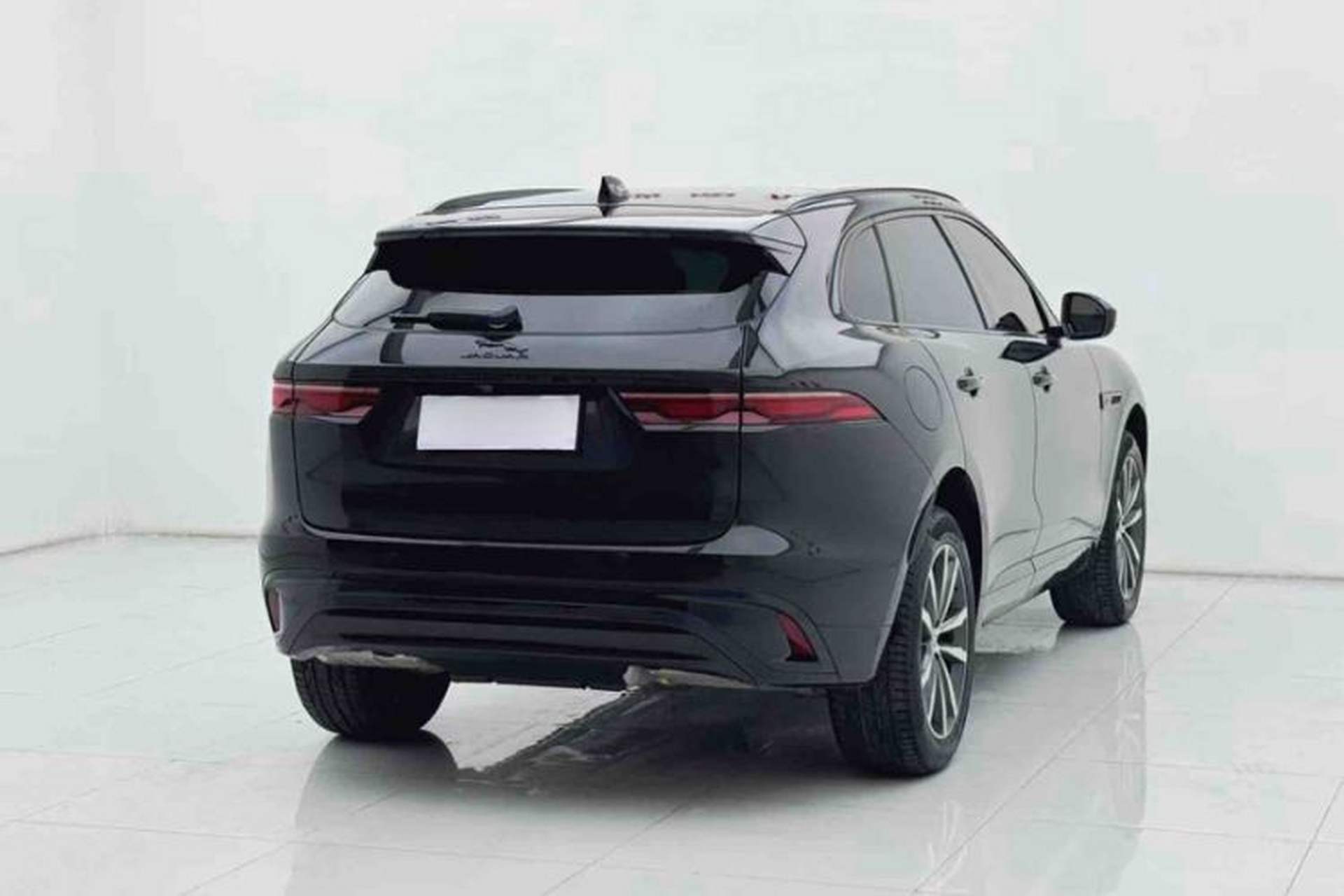 Used Jaguar F-PACE 2024 P250 R-Dynamic SE Exterior 8