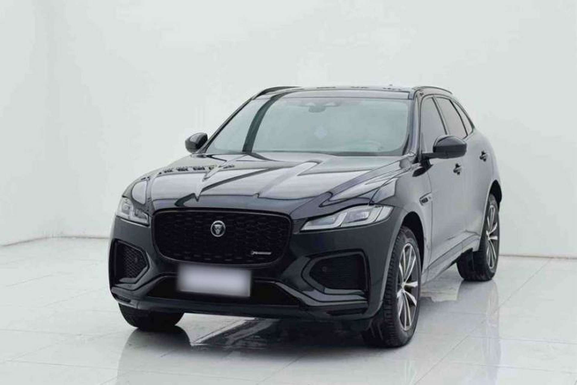 Used Jaguar F-PACE 2024 P250 R-Dynamic SE Front Left 45 Deg