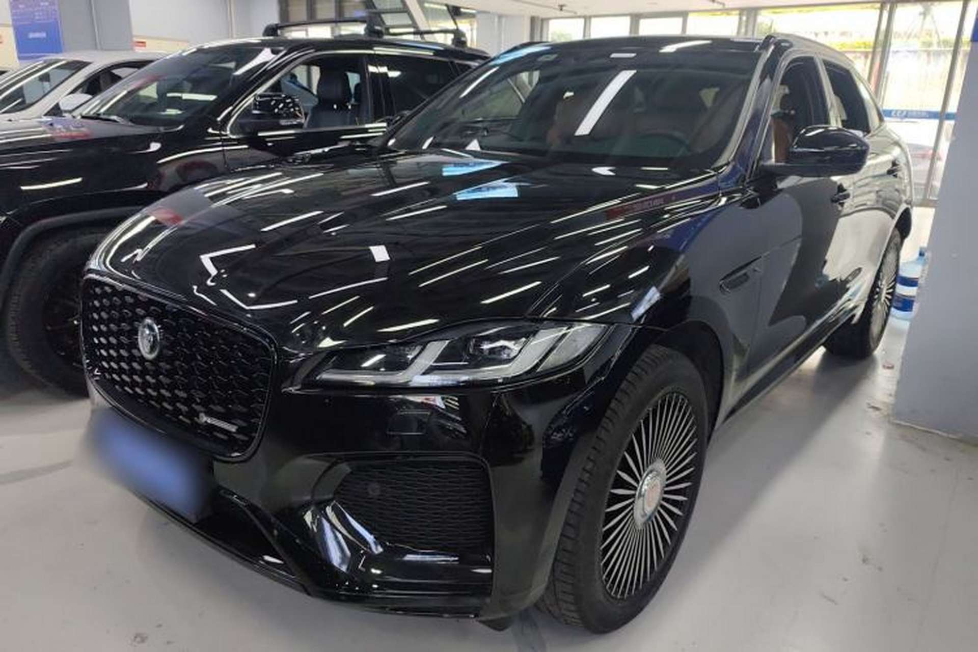 Used Jaguar F-PACE 2024 P250 R-Dynamic SE Front Left 45 Deg