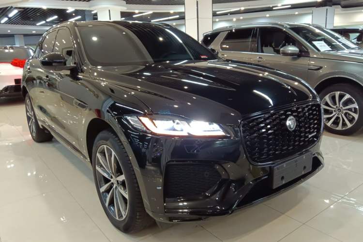 Used Jaguar F-PACE 2024 P250 R-Dynamic SE Front Right 45 Deg