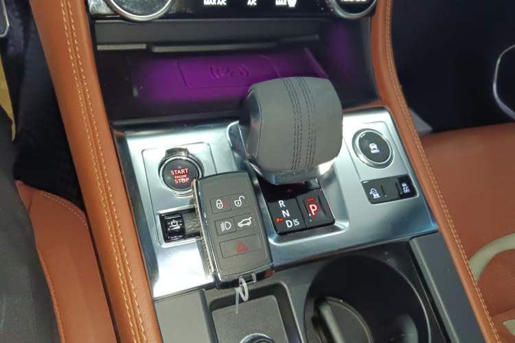 Used Jaguar F-PACE 2024 P250 R-Dynamic SE Gear Lever