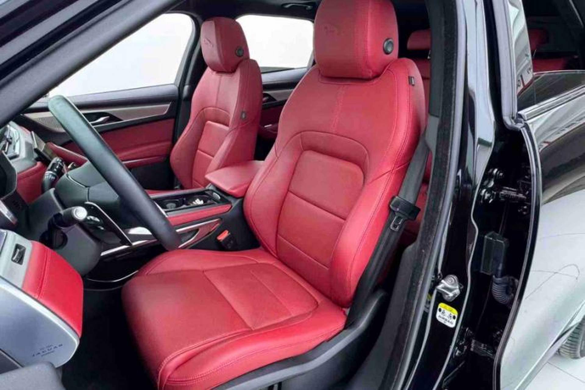 Used Jaguar F-PACE 2024 P250 R-Dynamic SE Interior 8