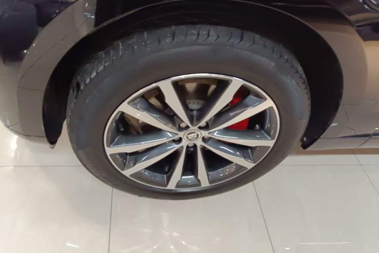 Used Jaguar F-PACE 2024 P250 R-Dynamic SE Left Front Wheel Hub