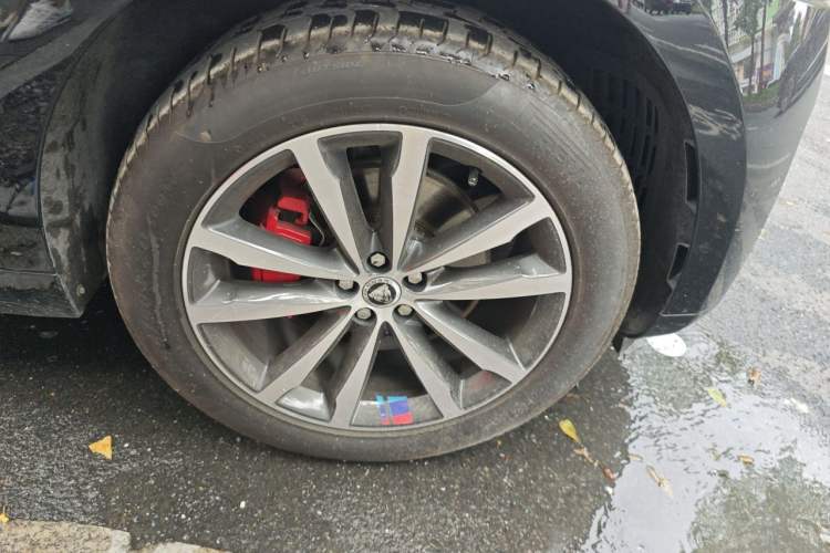 Used Jaguar F-PACE 2024 P250 R-Dynamic SE Right Front Wheel Hub